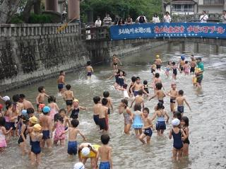 多布施川水遊び場開設の画像